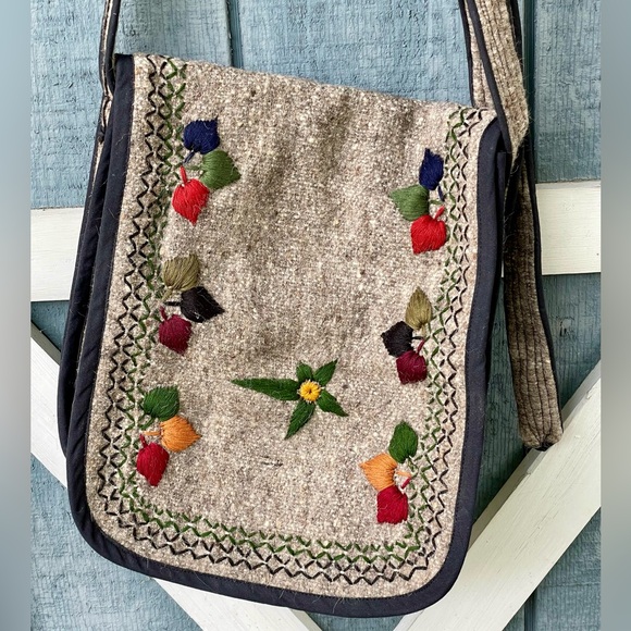 NWOT Embroidered Wool Exterior Crossbody Bag Boho Style - Picture 2 of 9